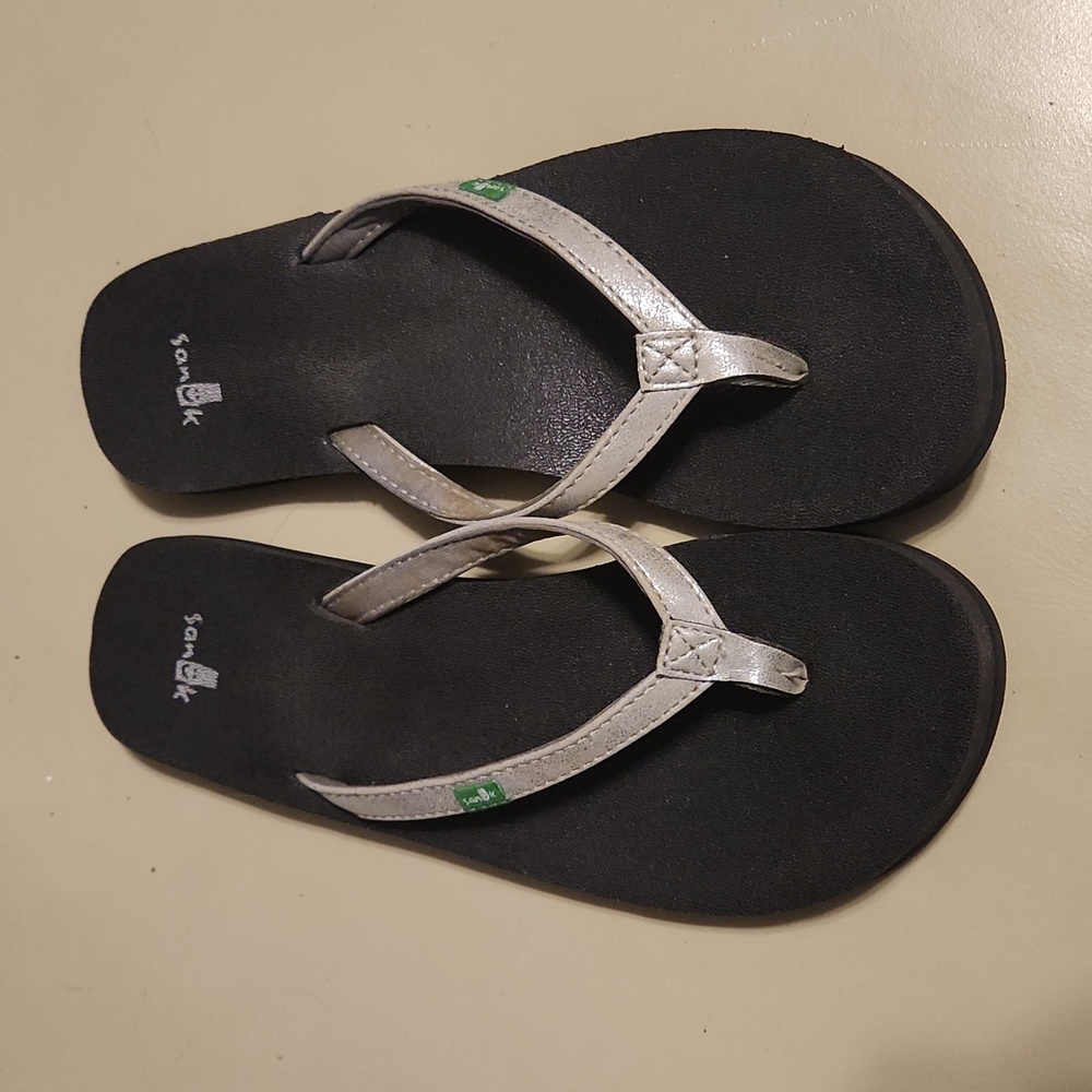 Make offer! Sanuk silver/black flip flops (size 6)